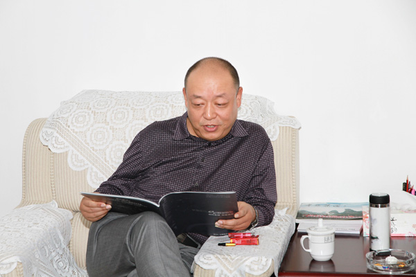 陳大揚(yáng)秘書長在認(rèn)真閱讀招商手冊